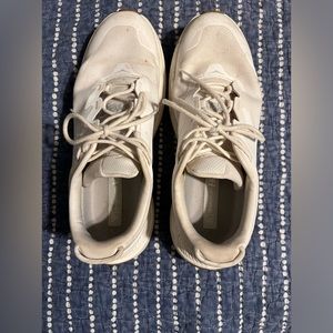 Women’s Hoka . Great condition. Smoke free!